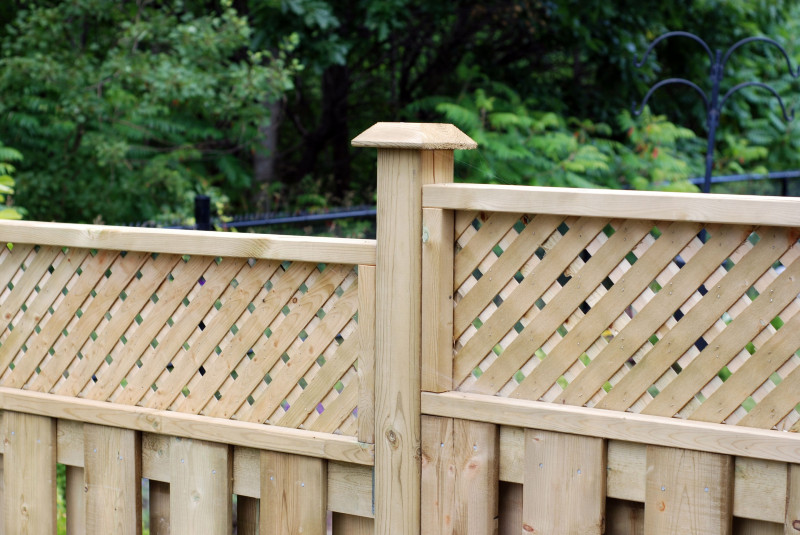 Understanding Why a Vinyl Fence Makes Sense for Your Riverside Home